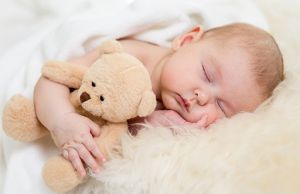 خواب طبیعی نوزاد، از بدو تولد تا یک سالگی