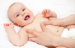 ماساژ دادن اعضای بدن نوزاد